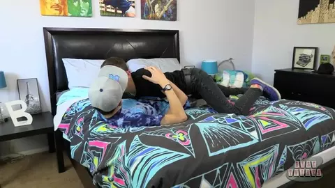 Casal de twinks, pizza e flip-flop: Austin e Cameron