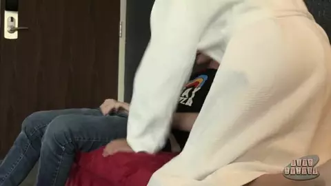 Pareja de twinks sexy en el hotel con un amigo – Justin & Bryce