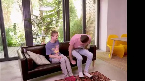 Casal de twinks sexy em casa: Kyle & Adam