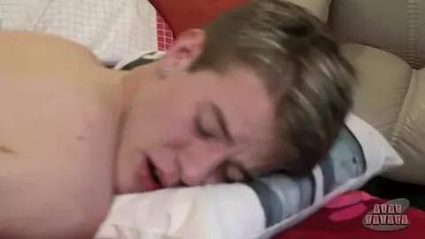 Couple porno d’amants minets : Avery & James