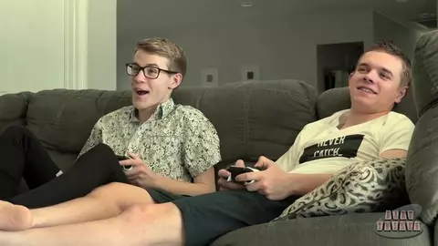 Couple de gamers twinks sexy – Ethan & James