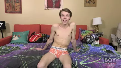 Twink solo sexy con dildo: show di James