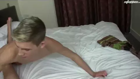 Twinks sexy flip-flop – Kamyk & Brad