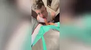 Foder e vazar: atleta come um FTM, goza na xoxota e vai embora