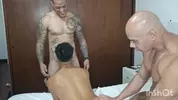 Dos adultos musculosos se follan a un joven
