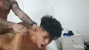 Dos adultos musculosos se follan a un joven