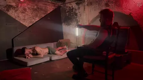 Un agent du KGB interroge un communiste brésilien Un film de reconstitution historique