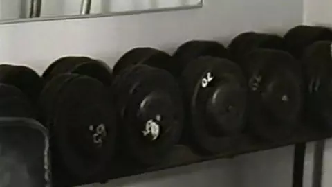 La masturbation d'un hétéro dans les vestiaires