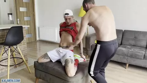 Il top fotografa un maiale in sports gear mentre scopa