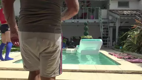 Kevin James scopato da Fred in piscina