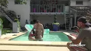 Kevin James follado por Fred en la piscina