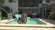Kevin James follado por Fred en la piscina
