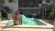 Kevin James follado por Fred en la piscina