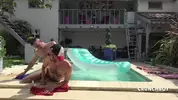 Kevin James follado por Fred en la piscina