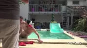 Kevin James follado por Fred en la piscina