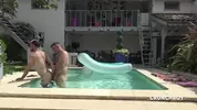 Kevin James follado por Fred en la piscina