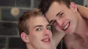 Casal de twinks sexy entre amigos: Noah & Alessandro