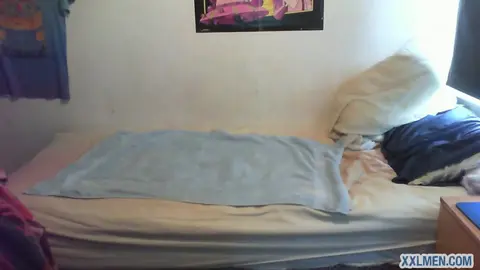 Vielbehaarter, gut bestückter Stiefvater nimmt einen sexy Twink hart ran