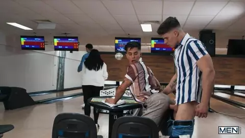 Fick in der Bowlinghalle – Malik fickt Angel Santana hart