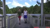 Twinks estrechos tienen orgasmos al aire libre — Andy Adler y Alex Rise