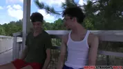 Twinks estrechos tienen orgasmos al aire libre — Andy Adler y Alex Rise