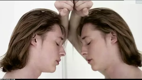 Couple de twinks amoureux – Axel & Nico