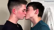 Un twink cachondo seduce a su nuevo compañero de piso