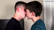 Un twink cachondo seduce a su nuevo compañero de piso