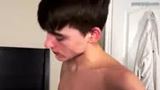 Un twink cachondo seduce a su nuevo compañero de piso