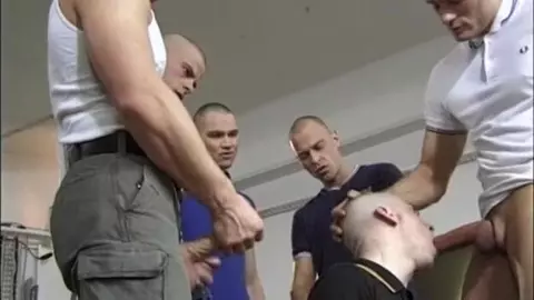 Ragazzo gay succhia 4 grossi cazzi di mascalzoni