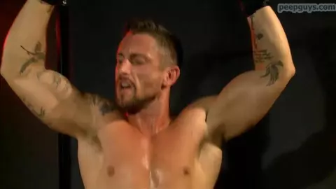 Passif en jockstrap prend une grosse bite à cru