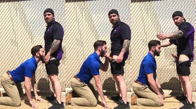 Einzelhandelsmitarbeiter bläst dem Lieferfahrer hinter dem Laden