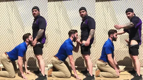 Employé de magasin suce le livreur derrière la boutique