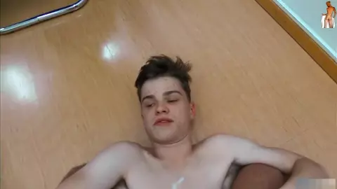 Twink sexy in ufficio, in jeans