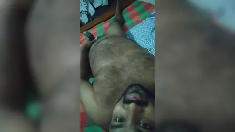 Étalon asiatique poilu, prépuce serré, pinces à tétons – gros plans