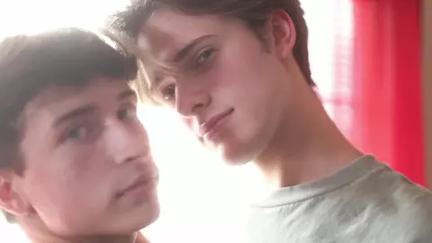 Pareja de twinks amigos bien hot — Archer y Tyler