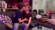 Pareja de twinks casera y caliente — Silas y Brandon