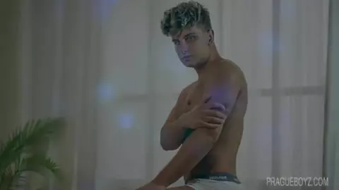 Casal pornô de twinks entre amigos — Adrian & Callum