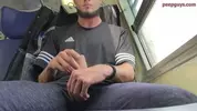Beau gosse se branle dans le train