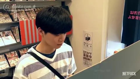 Twink asiático recibe mamada y paja en la tienda