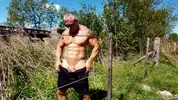 Sexagenario musculoso se masturba al aire libre