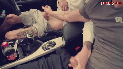 Twinks wichsen und blasen im Auto