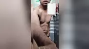 Beau mec indien majeur se chauffe en cam