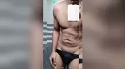 Beau mec indien majeur se chauffe en cam