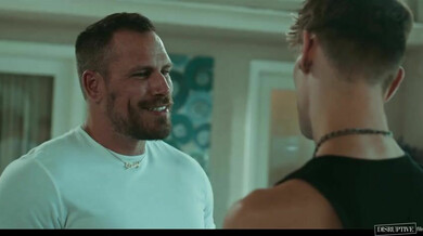 Cyrus Stark viene breeddato dal daddy muscoloso Jake Jaxx