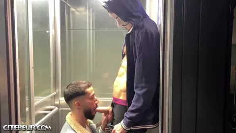 Cocksucker & Andolini XXL - Le bon voisin suce l'énorme bite d'Andolini dans l'ascenseur