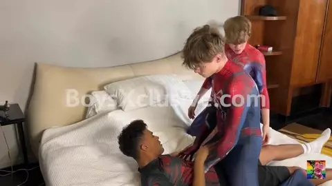 Macetheboy e Twinkluis - orgia a tre di twink super caldi