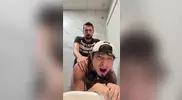 Un daddy chaud baise un jeune gars dans des chiottes publiques