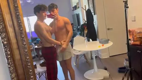 Silas scopa l'amico come il suo ragazzo