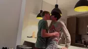 Sexy couple de twinks dans la cuisine – Ryker & Noah